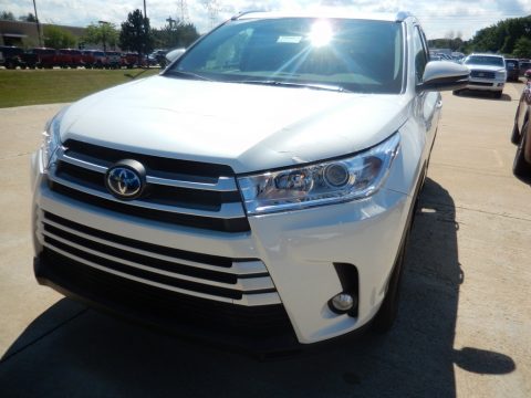 Blizzard White Pearl Toyota Highlander Hybrid XLE AWD.  Click to enlarge.