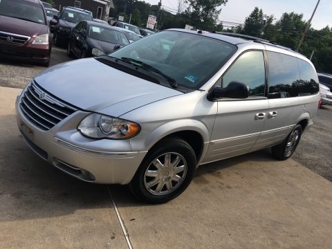 Bright Silver Metallic Chrysler Town & Country Limited.  Click to enlarge.