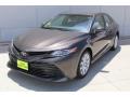 Front 3/4 View of 2018 Toyota Camry LE #3