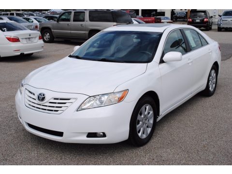 Super White Toyota Camry XLE.  Click to enlarge.