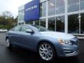 Front 3/4 View of 2018 Volvo S60 T5 AWD #1