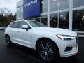 Front 3/4 View of 2018 Volvo XC60 T6 AWD Momentum #1