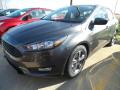 Front 3/4 View of 2018 Ford Focus SE Sedan #1