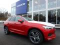 Front 3/4 View of 2018 Volvo XC60 T5 AWD Momentum #1