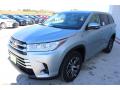 Front 3/4 View of 2018 Toyota Highlander LE #3