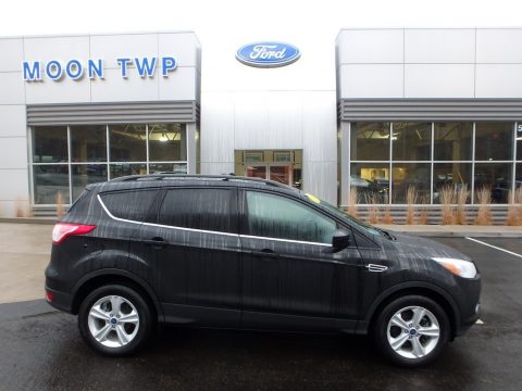 Tuxedo Black Metallic Ford Escape SE 4WD.  Click to enlarge.