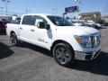 Front 3/4 View of 2018 Nissan Titan SV Crew Cab 4x4 #1