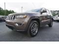 Front 3/4 View of 2018 Jeep Grand Cherokee Altitude #3