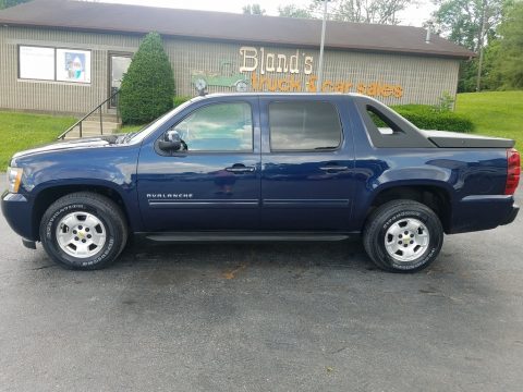 Imperial Blue Metallic Chevrolet Avalanche LS 4x4.  Click to enlarge.