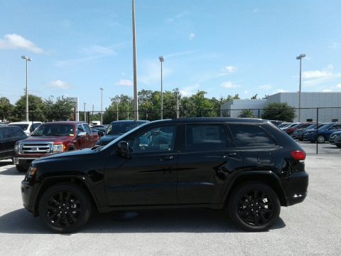 Diamond Black Crystal Pearl Jeep Grand Cherokee Altitude.  Click to enlarge.