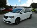 Front 3/4 View of 2019 Dodge Grand Caravan SE Plus #1