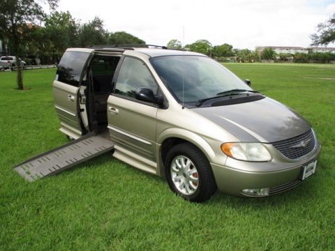 Light Almond Pearl Chrysler Town & Country LXi.  Click to enlarge.