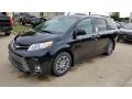 Front 3/4 View of 2019 Toyota Sienna XLE #1
