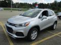 Front 3/4 View of 2019 Chevrolet Trax LT AWD #4