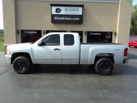 Silver Ice Metallic Chevrolet Silverado 1500 LT Extended Cab 4x4.  Click to enlarge.