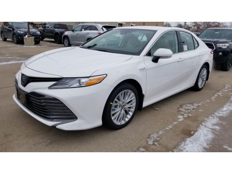 Super White Toyota Camry Hybrid XLE.  Click to enlarge.
