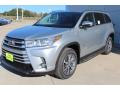 Front 3/4 View of 2019 Toyota Highlander XLE #4