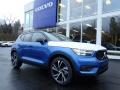 Front 3/4 View of 2019 Volvo XC40 T5 R-Design AWD #1