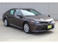 Front 3/4 View of 2019 Toyota Camry LE #2