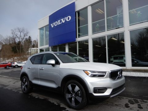 Bright Silver Metallic Volvo XC40 T5 Momentum AWD.  Click to enlarge.