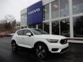 Front 3/4 View of 2019 Volvo XC40 T5 Momentum AWD #1