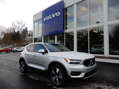 Bright Silver Metallic Volvo XC40 T5 Momentum AWD.  Click to enlarge.