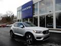 Front 3/4 View of 2019 Volvo XC40 T5 Momentum AWD #1