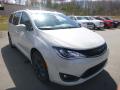 Front 3/4 View of 2019 Chrysler Pacifica Touring L #7