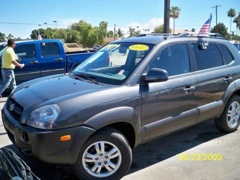 Dark Titanium Gray Metallic Hyundai Tucson SE 4WD.  Click to enlarge.