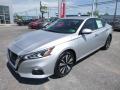 Front 3/4 View of 2019 Nissan Altima SV AWD #8