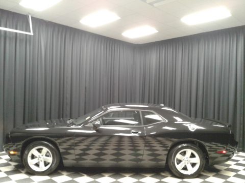 Brilliant Black Crystal Pearl Dodge Challenger SE.  Click to enlarge.
