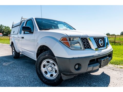 Avalanche White Nissan Frontier XE King Cab.  Click to enlarge.