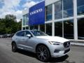 Front 3/4 View of 2020 Volvo XC60 T6 AWD #1