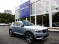 Front 3/4 View of 2020 Volvo XC40 T5 Momentum AWD #1