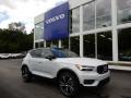 Front 3/4 View of 2020 Volvo XC40 T5 R-Design AWD #1