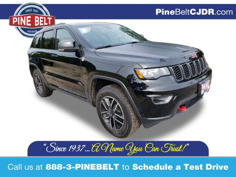 Diamond Black Crystal Pearl Jeep Grand Cherokee Trailhawk 4x4.  Click to enlarge.