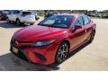 Front 3/4 View of 2020 Toyota Camry SE #1