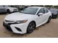 Front 3/4 View of 2020 Toyota Camry SE #1