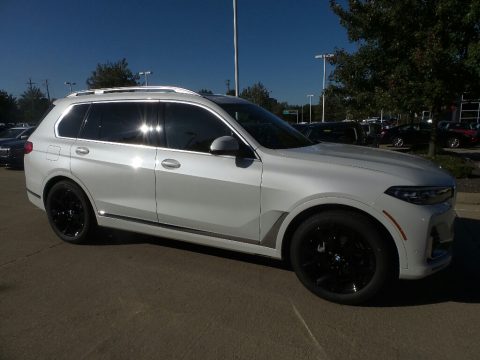 Mineral White Metallic BMW X7 xDrive40i.  Click to enlarge.