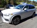Front 3/4 View of 2020 Volvo XC90 T6 AWD Momentum #5