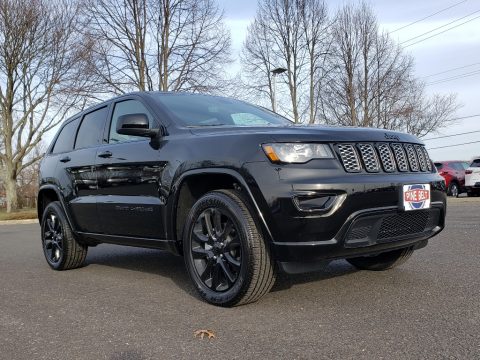 Diamond Black Crystal Pearl Jeep Grand Cherokee Altitude 4x4.  Click to enlarge.