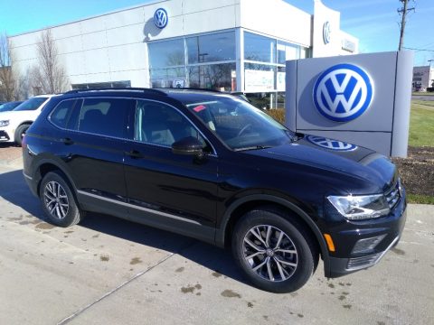 Deep Black Pearl Volkswagen Tiguan SE 4MOTION.  Click to enlarge.