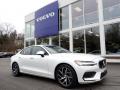 Front 3/4 View of 2019 Volvo S60 T6 AWD Momentum #1