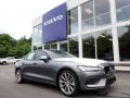 Front 3/4 View of 2020 Volvo S60 T6 AWD Momentum #1