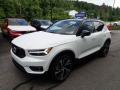Front 3/4 View of 2020 Volvo XC40 T5 R-Design AWD #5