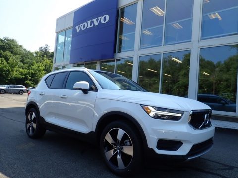 Ice White Volvo XC40 T5 Momentum AWD.  Click to enlarge.