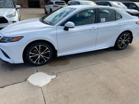 Super White Toyota Camry SE.  Click to enlarge.