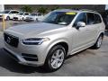 Front 3/4 View of 2018 Volvo XC90 T6 AWD Momentum #4