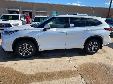 Blizzard White Pearl Toyota Highlander XLE AWD.  Click to enlarge.