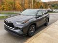 Front 3/4 View of 2021 Toyota Highlander XLE AWD #8